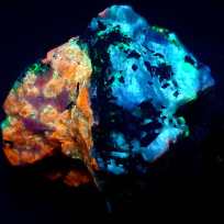 Sodalite syenite with analcime and steenstrupine, Taseq Slope, under long wave UV